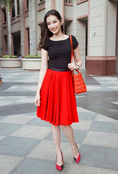 10 cách phối đồ cũng chân váy đỏ hợp thời trang và không bị dừ